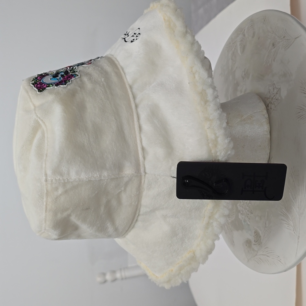 NWT Ed Hardy Women's Sherpa Fleece Bucket Hat Cream Floral Skull Cross - Picture 2 of 13